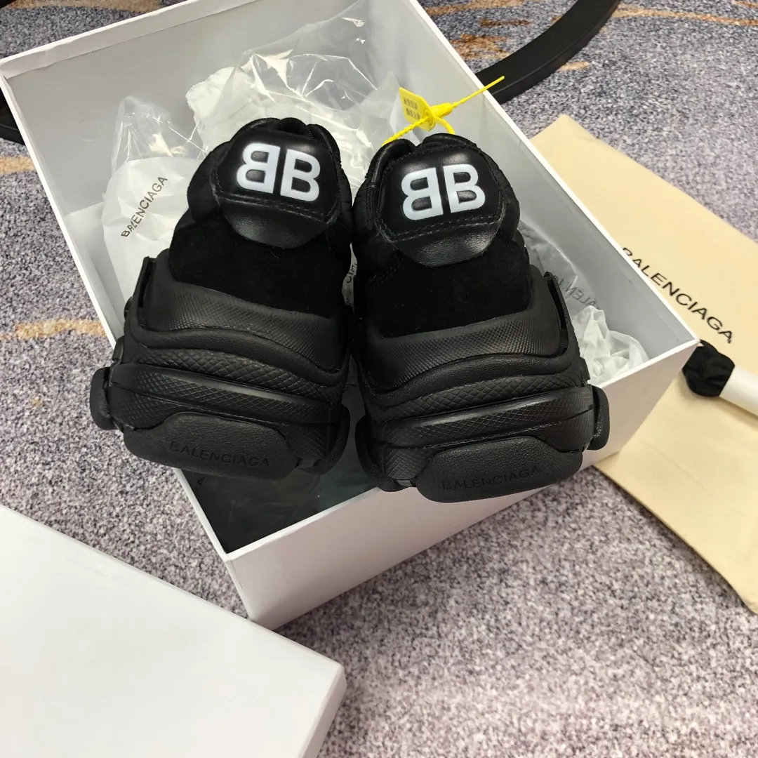 👟👟Ex-factory price 800👟👟 Balenciaga second generation 17 colors🖤 Balenciaga Triple-s Balenciaga-dad shoes. The world’s most popular retro jogging shoes 🔥. 🔺Retro distressed craftsmanship ~ original combination sole, heavy craftsmanship, not a low-end 2-layer combination sole! The upper is made of imported parachute cloth spliced ​​with nubuck matte, priced at 24 yuan per foot, which is different from the ordinary canvas on the market! The back is covered with cowhide high-frequency embossing! ⚠️When purchasing authentic products at the counter, I specifically asked the clerk about the materials. Size: 35-41 yards, men’s size 39-45, matching cloth bag, shoelaces, complete certificate of certification/men’s model will be notified later.